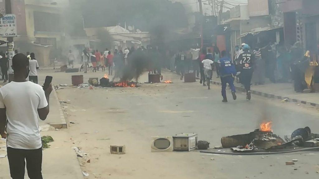 Chaos debout : Récit d’une journée de guérilla urbaine à Dakar